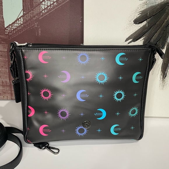 Day & Knight NWOT vegan leather crossbody bag - Picture 4 of 12